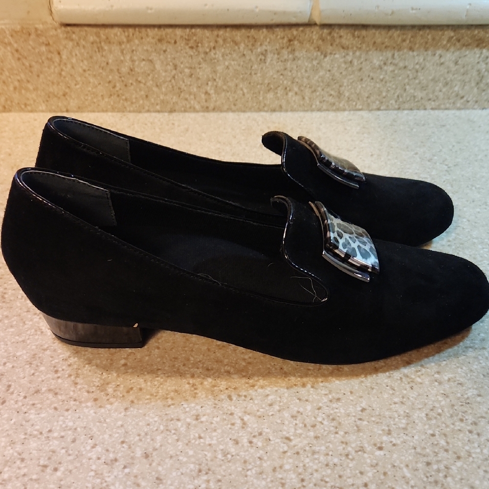 Ros Hommerson Women's Swede Treasure Loafers with Stylish Accent 9N
